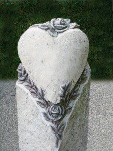 straehle-natursteine-produkte-grabstein-herz