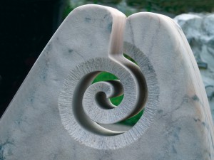 straehle-natursteine-produkte-grabstein-ornament